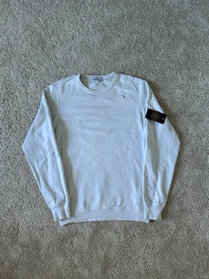Vit Stone Island Tröja Crewneck Storlek M - Mycket fin Tröja i vit färg | Tröjan är i bra skick och sparsamt använda. |  Äkta som allt annat jag säljer! ✅ |  Storlek: M | Skick:  Bra Skick - har tyvärr en del små fläckar men inget som är särskilt tydligt (SE SISTA BILD) | Färg: Vit | Märke: Stone Island Modell: Tröja |   Hör gärna av dig vid frågor så svarar jag så fort jag kan! 😁 |  (SKU - 188)