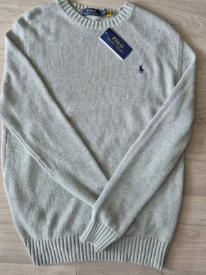 Ralph lauren tröja - Snygg ralph lauren tröja i färgen grå! Är helt ny och i storlek S. Bara att höra av er vid frågor.