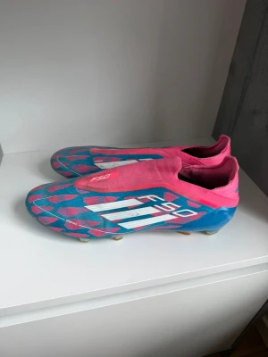 Fotbollsskor Adidas F50 Elite  - Fotbollsskor från Adidas F50 Elite. Storlek 45-45,5. Sällan använda, en del. Hör av vid fler frågor! 