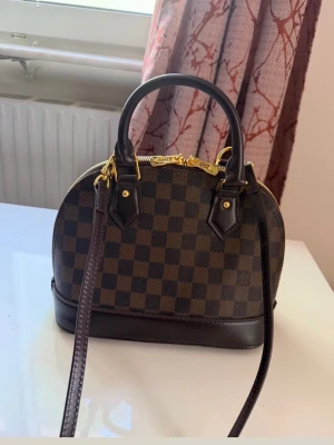 Louis Vuitton Alma bb Damier - Kvitto på sista bilden ☺️inga skador eller repor. Väldigt fin och stilig .