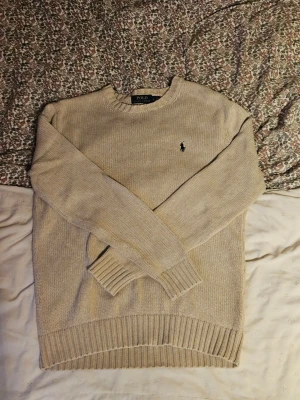 Beige Ralph Lauren stickad tröja - Bra skick och sparsamt använd, Storlek S, skriv vid frågor eller funderingar ✨️