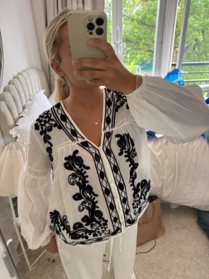 vit & svart blus - superfin ny blus i svartvitt🥰