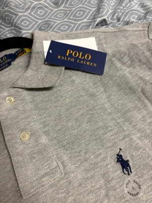 Grå pikétröja från Polo Ralph Lauren - Klassisk grå pikétröja från Polo Ralph Lauren. Custom Slimfit L 