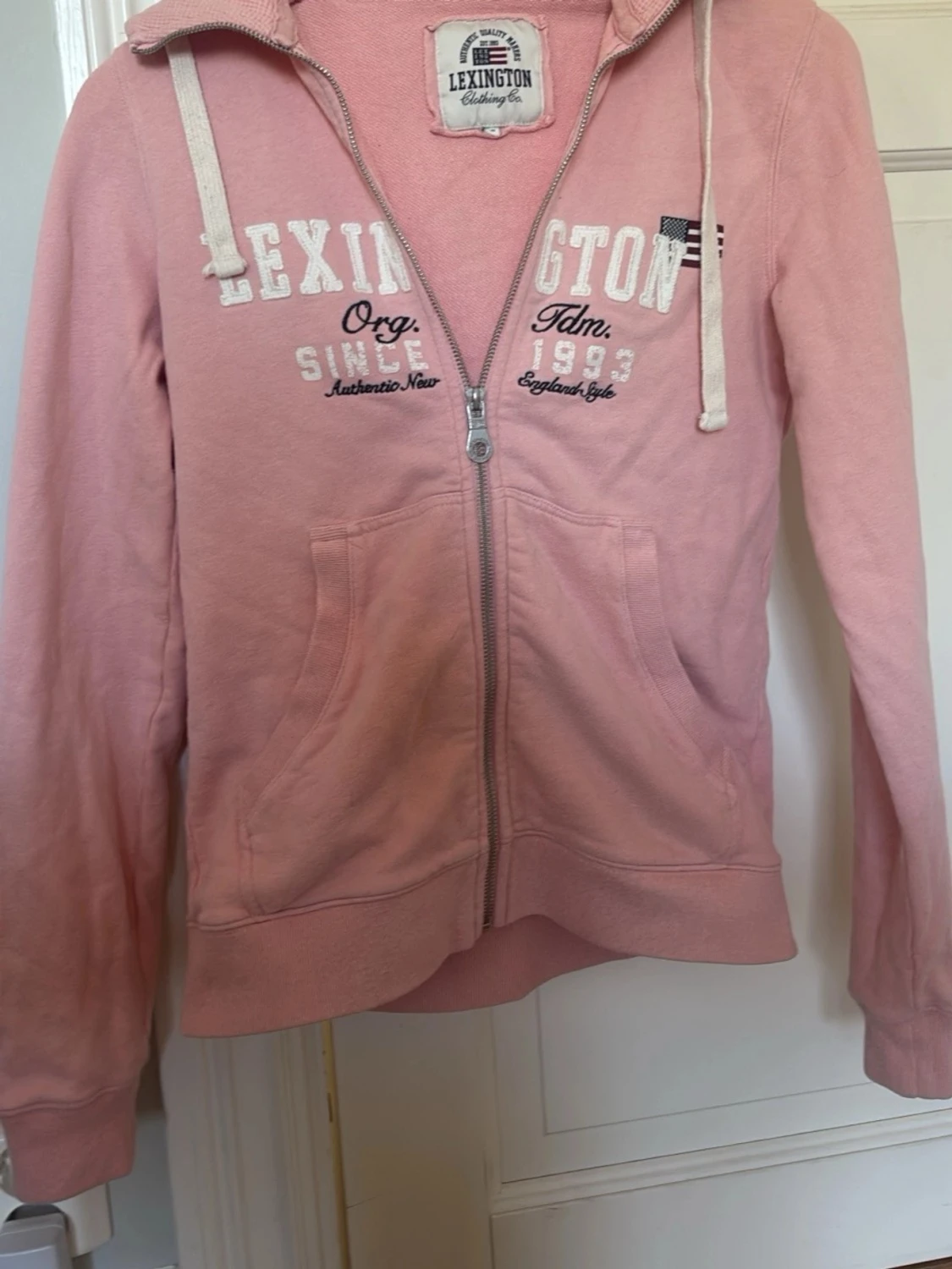 Rosa hoodie från Lexington med dragkedja