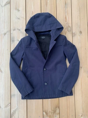 A.P.C. Jacka  - Riktigt snygg jacka från A.P.C  i väldigt bra skick och helt utan defekter. Jackan är i storlek XS. Hör av dig vid funderingar! 