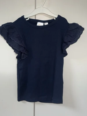 mörkblå blus - Mörkblå blus från gina med fina ärmar. Säljer för att den är för liten men jätte fin.
