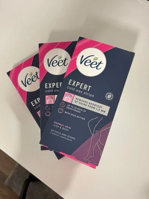 Veet Expert kallvaxremsor - Veet Expert kallvaxremsor för normal hud, anpassade för ben och kropp. Innehåller 20 vaxremsor och 2 perfekta våtservetter. Med sheasmör för extra mjukhet och tar bort även korta hårstrån. Förpackningen är mörkblå och rosa med tydliga instruktioner. Jag säljer alla tre tillsammans men informera mig gärna om du bara vill ha 1,2 eller 3 st!🩷