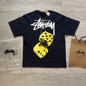 Stussy / Stüssy t-shirt - Helt ny mörkblå t-shirt från Stüssy med  vitt logotryck och tärningar på ryggen. Papperspåse och plastpåse ingår! Klassisk passform och rund hals. Perfekt för sommaren och dig som gillar streetwear. Priset går att diskutera. Kom gärna med frågor!😁