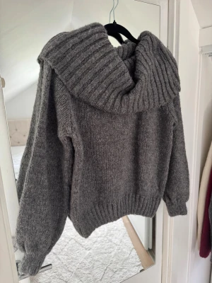 Grå stickad off-shoulder tröja  - Grå stickad off-shoulder tröja från Gina Tricot. 