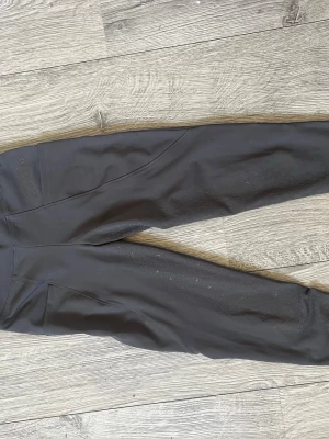 ZacZess Monaco Grey ridleggings - ZacZess ridleggings i färgen Monaco Grey, helskodda. Endast använda en gång, så i mycket fint skick. Storlek XXS.