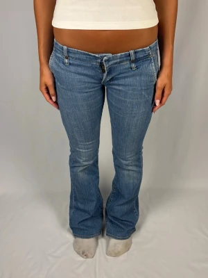 Lågmidjade bootcut jeans - Jättesnygga lågmidjade bootcut jeans från Fornarina💗 | Storlek 26 | Superbra skick! | Jag är 168cm lång och väger 60kg | Mått: Ytterbenslängd: 100cm. Midjebredd: 39cm. Lårbredd: 26cm. Fotöppning: 26cm. Kontakta mig vid fler frågor eller funderingar!🩵🩷