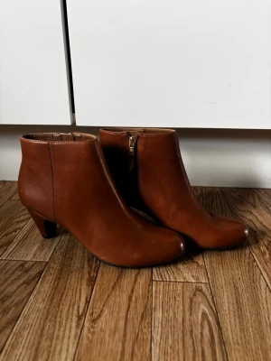 Sam Edelman Ankelstövlar i brunt läder - Aldrig använt själv. Men har lite märken utanpå kängorna som kan ses på bilderna.