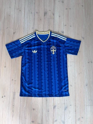 Sverige bortställ - Sverige tröja borta storlek S. Perfekt nu under Vm. Mycket bra skick och använd få gånger. 