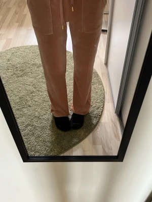 Juicy couture café au lait gold - Säljer mina juicy byxor som är helt nya utan prislapp för att de inte kommer till användning❣️kom med prisförslag och hör av er vid minsta lilla