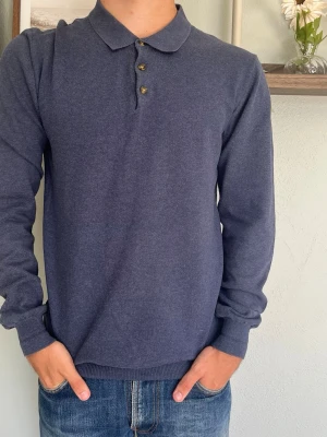 John Henric Sweden – Långärmad Piké | Marinblå | Strl S - JOHN HENRIC SWEDEN LÅNGÄRMAD PIKÉ  Storlek: S Passform: Normal Färg: Marinblå melange Material: 100% bomull  Modellen på bilden är 175cm och väger 65kg.  Skick: Mycket bra skick utan defekter. Nypris: ca 700 SEK