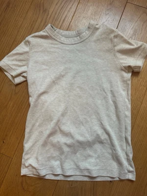 Beige T-shirt  - Beige T-shirt i storlek S