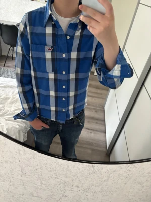 Hollister skjorta ~ Vintage  - Hollister skjorta i mycket bra skick, inga defekter! Storlek S men sitter mer som XS. Modellen på bilden är 170, 60kg! Hör av er vid frågor eller minsta fundering 🙌  Se mått nedan:  Längd: 62 cm  Bred: 47 cm Ärm: 60 cm
