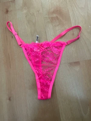 Neonrosa stringtrosor i spets  - Neonrosa stringtrosa i spets storlek XL.