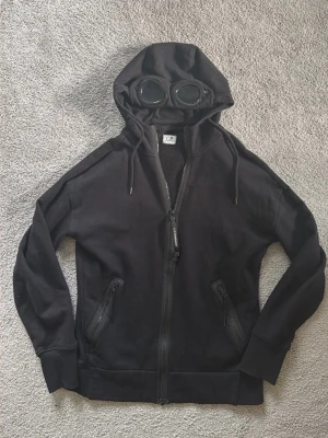 C.P. Company Zip hoodie - Säljer en svart hoodie från C.P. Company med Storlek S i mycket bra skick.