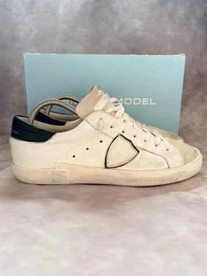 Philippe Model Skor - Stl 41 - Riktigt feta Philippe Model skor i snygg colorway, perfekt till sommaren! 🏖️😮‍💨| Mycket bra skick: 9,2/10 | Stl: 41 | Ingår: Skorna och Skoboxen | Självklart äkta 🙌 | Hör av dig vid frågor! 🏖️