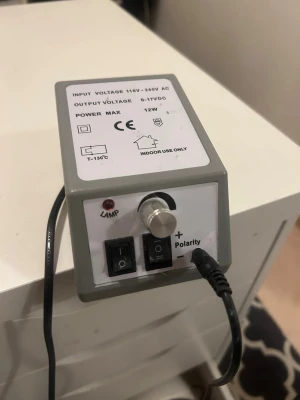 Grå elektrisk nagelmaskin - Elektrisk nagelmaskin i grå plast med justerbar styrka och två strömbrytare. Maskinen har en vridbar ratt för att kontrollera polaritet, det är bara att köpa till självaste filen så ska det gå bra att använda den! Vet däremot inte vart hag köpte den ifrån, men väldigt bra märke!💓