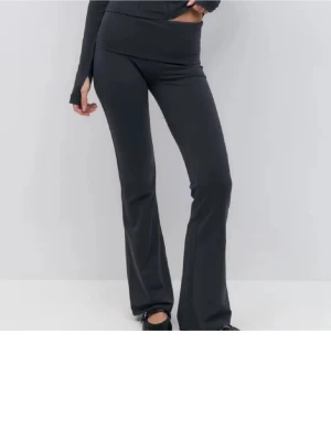 Yoga pants  - Ett par mörkgrå yoga pants från Gina tricot i storlek S. Köpta här på Plick 