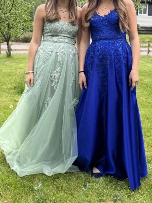 Ljusgrön balklänning  - Säljer min ljusgröna balklänning från Zapaka. Lätt att ljustera storlek, passar xs-m. Använd en gång, nypris 2500kr. Jättefint skick och passar perfekt till bal💕