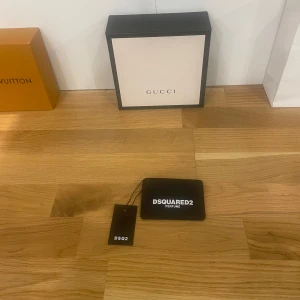 Korthållare  - Dsquared 2 perfume korthållare exklusiv och limited edition. helt ny och oanvänd passar perfekt för både damer och herrar! 