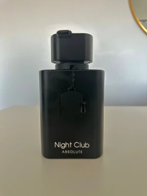 Night Club Absolute EDP 100ml - Fragrance World - Night Club Absolute från Fragrance World är inspirerad av Creed Aventus Absolu  95ml kvar i flaskan  Skriv om fler bilder önskas
