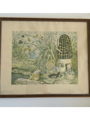 Tavla med tryck av ”Håvtrollet” av E Norelius, 43x37cm - Charmig tavla med tryckt motiv av den älskade barnsagan ”Håvtrollet" av E. Norelius. Bilden visar ett troll med ett fiskenät vid en bäck, med ett svamphus i bakgrunden och feer samt insekter i luften. Signerad "E. Norelius -52" och märkt "KONST OCH KULTUR AB" samt "Wezäta". 43x37 cm. Begagnat skick. 