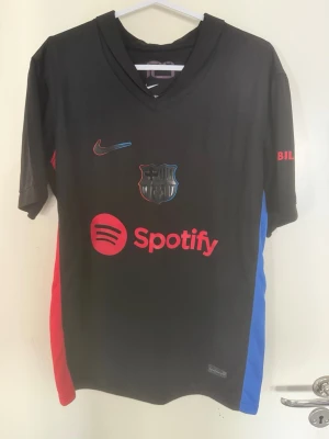 FC Barcelona Lamine Yamal matchtröja - Snygg svart FC Barcelona matchtröja från Nike med Lamine Yamal och nummer 19 på ryggen. 