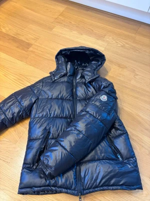 Moncler jacka  - Säljer min nya Moncler jacka använd 1 gång till skolan och min vän gjorde hål i den men mamma har sytt så de syns inte kontakta om bilder. Storlek m passar S med