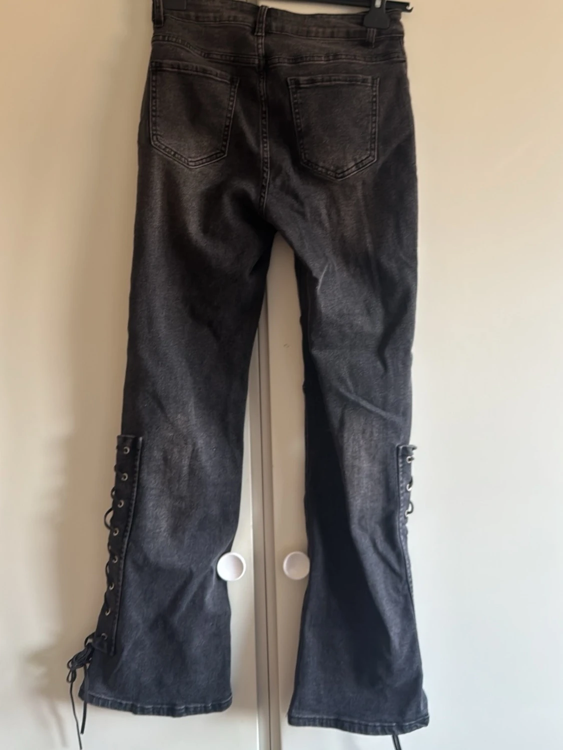 Svarta jeans med snörning och dragkedjor - 1