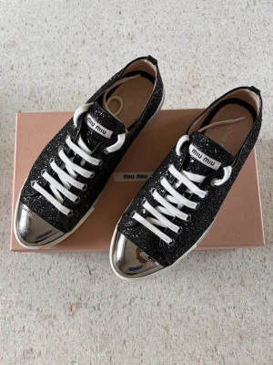 Miu Miu sneakers  - Så fina sneakers från Miu Miu. Endast använda 1 gång pga fel storlek så därför jag säljer. Dem är alltså i jätte bra skick! Lådan medföljer. 