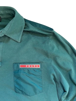 Prada polo tröja - Sjukt snygg vintage Prada polo! Najs grön färg i storlek S
