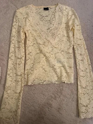 Ljusgul spets topp!!💛 - Säljer en ljusgul spets topp från Gina tricot i storlek xs!! Jätte fin till våren och sommaren