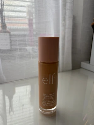 e.l.f. Halo Glow Liquid Filter Me - e.l.f. Halo Glow Liquid Filter i nyansen Medium. Har använt 4 ggr ungefär, den är köpt nyligen. Säljer då den är för ljus för mig! 🤍✨