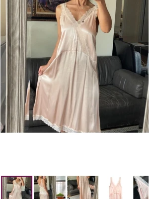 Ljusrosa glansig klänning med spets - storlek S - Rosa klänning med spets. De två första bilderna är lånade. 
