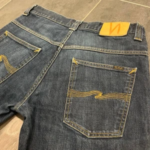 OG Nudie Jeans Thin Finn Navy Blue - Tjena säljer dessa tvär snygga och knappt använda OG Nudie Jeansen i Thin Finn Dry modell i storleken W32 L34. Jeansen har en tvar snygg design som passar till allt. 