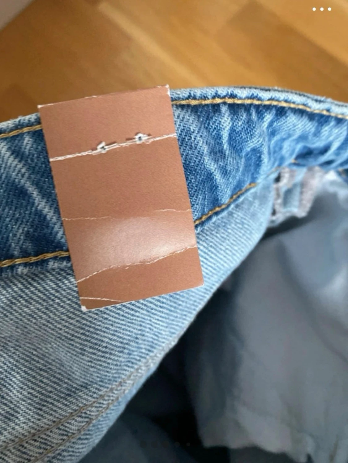 Blå raka jeans med slitna knän - 2