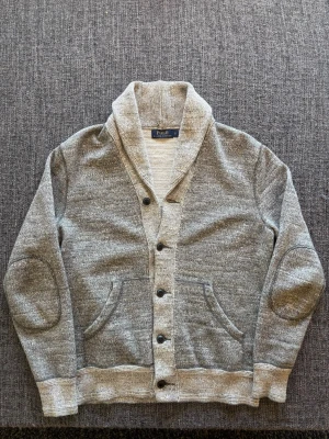 Ralph Lauren kofta - Sjukt eftertraktad Ralph Lauren cardigan i grå – stl S | Fint skick | Klassisk färg | Populär modell | Säljs snabbt | Skickas inom 24h 📦 | Snabb affär = bättre pris ✌️