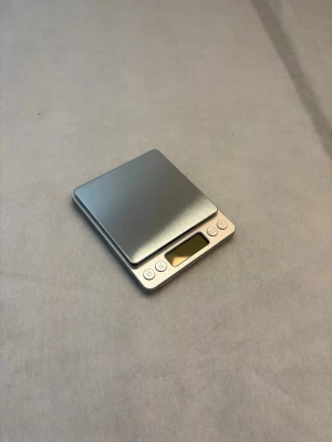 Köksvåg - Digital köksvåg med rostfri stålplattform och tydlig, lättläst display. Mätområde 0,1 g–3000 g. Drivs av 2 AAA-batterier (ingår ej). Två genomskinliga skålar medföljer. Kompakt storlek på 13 × 11 cm, vilket gör att den enkelt får plats även i små utrymmen. Helt ny och oanvänd.