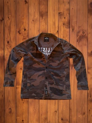 Vintage Hollister Printed Overshirt (sjukt sällsynt) - Säljer nu denna vintage sällsynta och asfeta overshirten från Hollister (California). Den är sjukt ovanlig och har en riktigt nice design på ryggen som visar hur unik den är. Det var inte många liknande producerade med denna typ av design vilket gör den extra nisch. Den är i otroligt bra skick och är ett galant plagg nu till våren. Storlek är S och passar som S möjligtvis en mindre M, se måtten nedan. Vid funderingar är det bara att skriva! B=68cm A=53cm