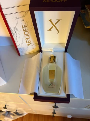 Xerjoff Renaissance parfym - Lyxig parfym från Xerjoff i modellen Renaissance 1861. Flaskan är elegant i frostat glas med gulddetaljer och en unik, skulptural guldfärgad kork. Kommer i exklusiv presentask med Xerjoff-logga. Perfekt för dig som gillar exklusiva dofter och snygg design. Mängd enligt bild 100ml flaska 