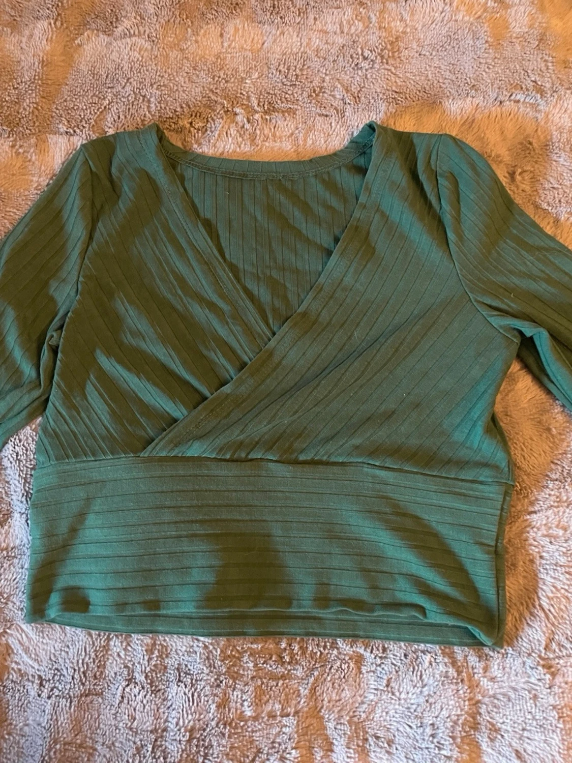 Grön omlottopp med ribbad struktur