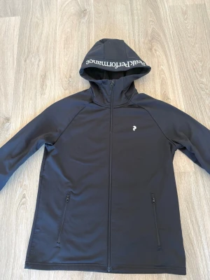 Peakperformance kofta - Säljer en helt ny peakperformance kofta, aldrig använd. Koftan är jätte bekväm och perfekt för streetwear eller sport. Tröjan är storlek M men passar även S eftersom den har tight passform.