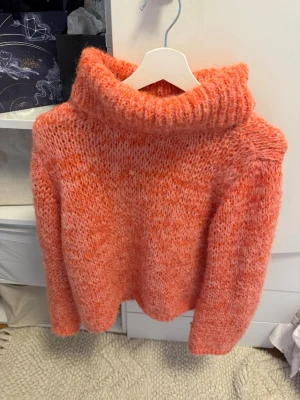 Stickad polotröja i coral  - Mysig stickad polotröja i coral, super söt och är perfekt för våren