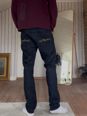 Nudie Grim Tim event 34/32 - äljer nu ett par galet rare eventjeans från nudie, modellen Lean Dean men sitter verkligen mer som ett par grim Tim, storlek 34/32 Jeansen är det vilket innebär att de kommer få riktigt feta fades Modellen är 188 väger 78  Total längd 103 Midja 44 Benöppning 18  Hör av er vid funderingar!i