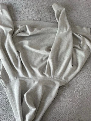 Grå hoodie från Polo Ralph Lauren - Säljer en polo Ralph lauren zipp hoddie i färgen grå. Köpte den i somras förra året men den har blivit för liten för mig. Slutade använda den i oktober så inte använd så mke och kommer kännas nästan som ny.