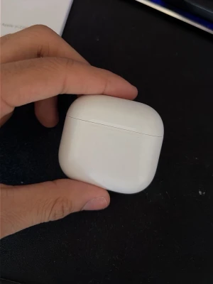 AirPods 4 - Mycket bra skick, den är använda men har inga defekter och den funkar precis som nya. Enda som syns är små märken på själv UI:et men syns bara på nära håll. (Inte ANC)
